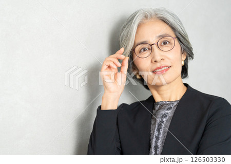眼鏡をかけた笑顔のシニア女性 眼鏡をかけた笑顔のシニア女性 126503330