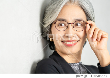 スーツを着た笑顔のシニア女性 126503335