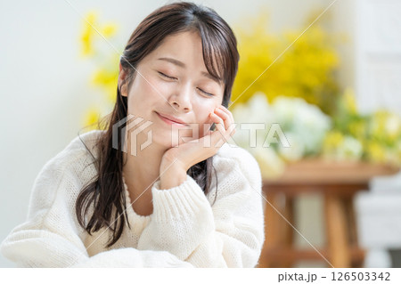 若い女性のポートレート 126503342