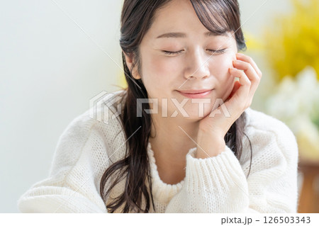 若い女性のポートレート 126503343