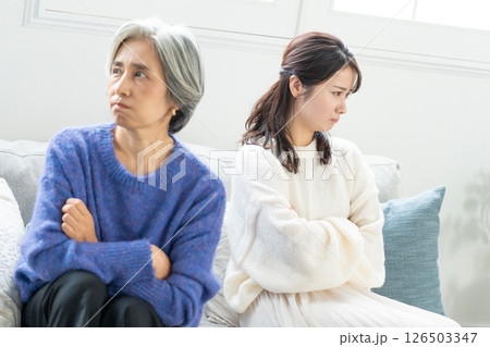 喧嘩する親子 126503347