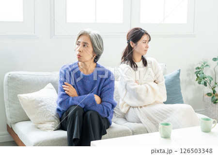 喧嘩する親子 126503348