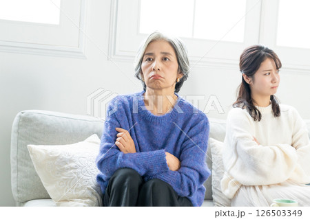 喧嘩する親子 126503349