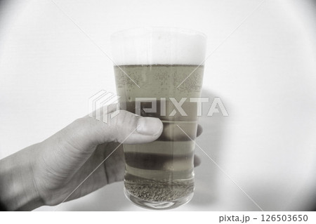 グレーのビールを持つ手 126503650