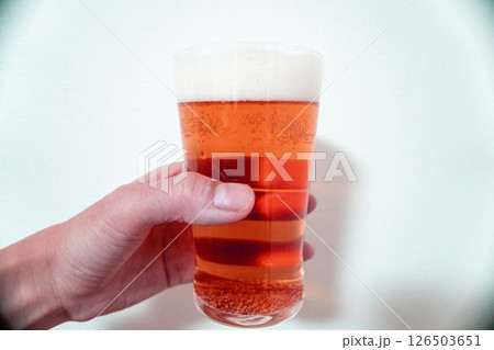 オレンジのビールを持つ手 126503651