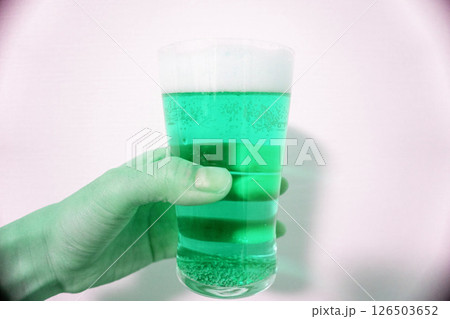エメラルド色のビールを持つ手 126503652
