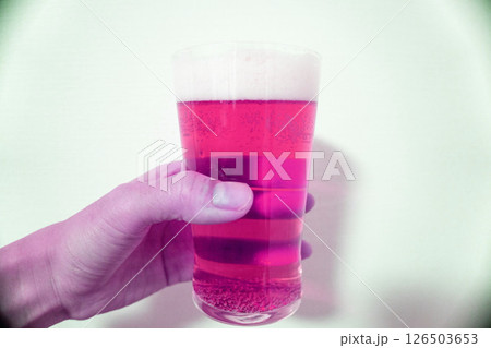 ピンクのビールを持つ手 126503653