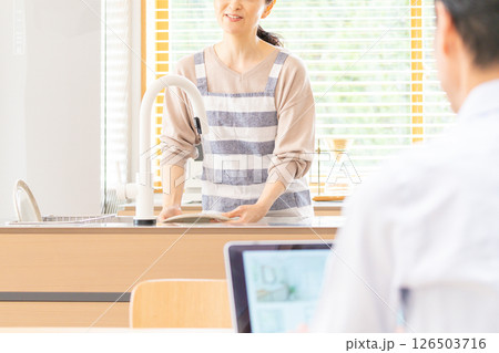 シニア夫婦　キッチン　パソコン 126503716