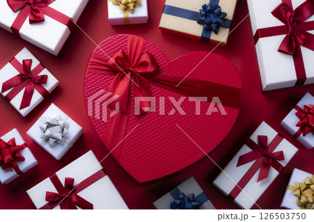 ハート型のギフトボックスとたくさんのプレゼントの俯瞰 ハート型のギフトボックスとたくさんのプレゼントの俯瞰 126503750
