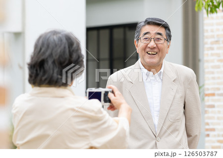 シニア夫婦 旅行 カメラ シニア夫婦 旅行 カメラ 126503787