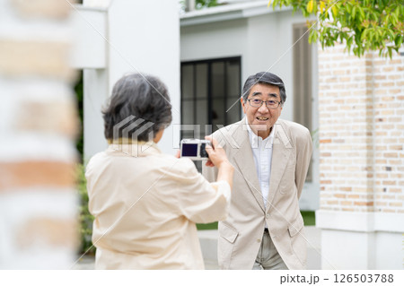 シニア夫婦　旅行　カメラ 126503788
