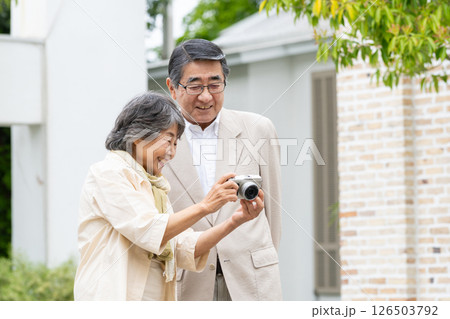 シニア夫婦　旅行　カメラ 126503792