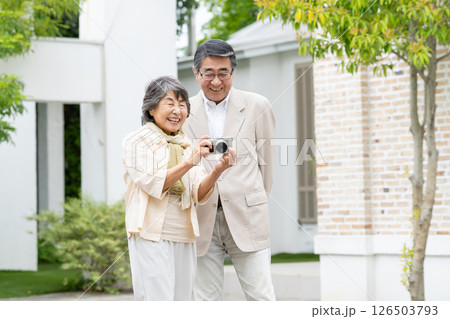 シニア夫婦　旅行　カメラ 126503793