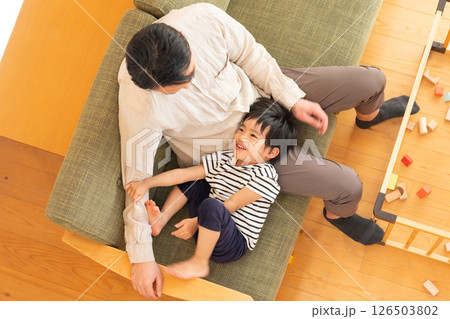リビングで遊ぶ子供と若い父親 126503802
