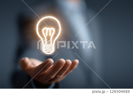 手のひらに浮かぶ電球・アイデアや発想を象徴するビジネスイメージ 手のひらに浮かぶ電球・アイデアや発想を象徴するビジネスイメージ 126504089