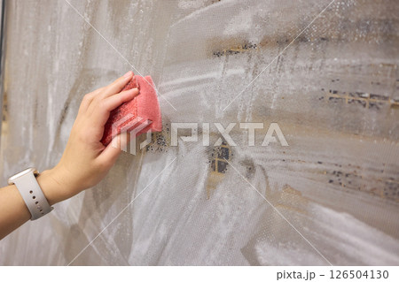 Mosquito net,Washing the mosquito net in the bathroom. 126504130