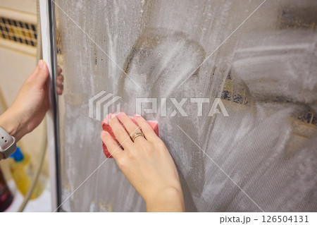 Mosquito net,Washing the mosquito net in the bathroom. 126504131