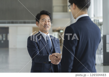 握手をする2人のビジネスマン 126504483