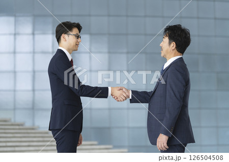 握手をするビジネスマン 126504508