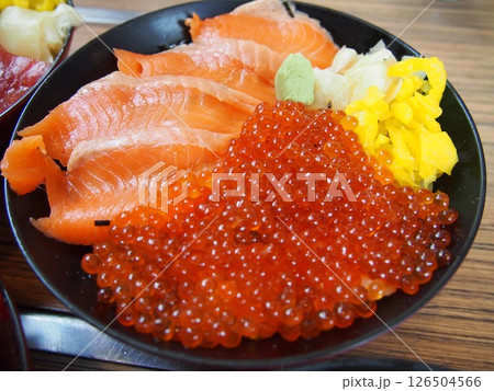 サーモンとイクラの海鮮丼 126504566