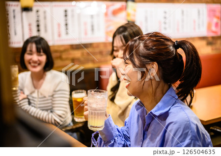 居酒屋でのワンシーン 126504635