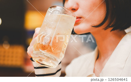 居酒屋でお酒を飲む女性 居酒屋でお酒を飲む女性 126504641