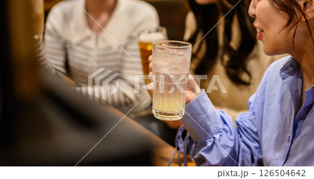 居酒屋でのワンシーン 126504642
