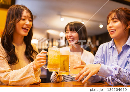 20代の女性たちが居酒屋で乾杯をするシーン 126504650