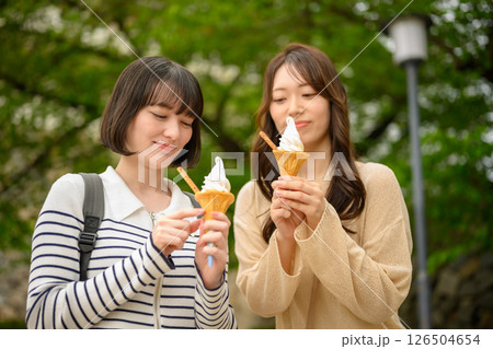 アイスを食べる 126504654