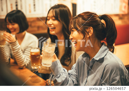 居酒屋でのワンシーン 居酒屋でのワンシーン 126504657