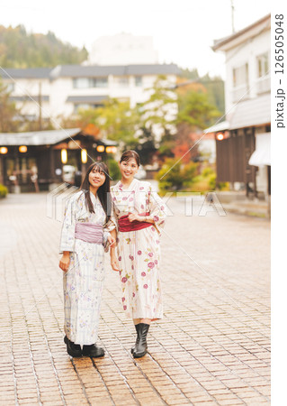 雨の中秋の温泉街を歩く浴衣姿の若い女性【撮影協力・新発田市フィルムコミッション協議会】 126505048