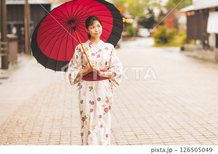 雨の中秋の温泉街を歩く浴衣姿の若い女性【撮影協力・新発田市フィルムコミッション協議会】 126505049