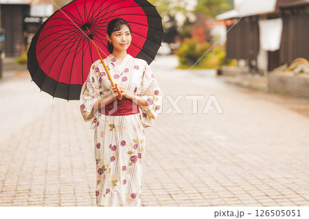 雨の中秋の温泉街を歩く浴衣姿の若い女性【撮影協力・新発田市フィルムコミッション協議会】 雨の中秋の温泉街を歩く浴衣姿の若い女性【撮影協力・新発田市フィルムコミッション協議会】 126505051