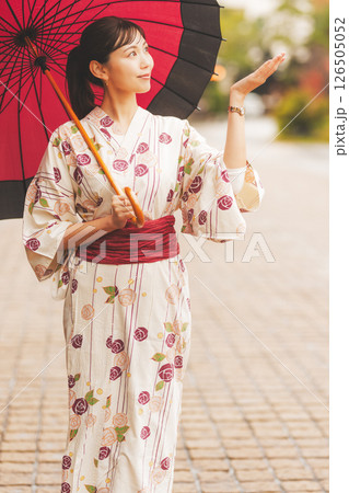 雨の中秋の温泉街を歩く浴衣姿の若い女性【撮影協力・新発田市フィルムコミッション協議会】 雨の中秋の温泉街を歩く浴衣姿の若い女性【撮影協力・新発田市フィルムコミッション協議会】 126505052