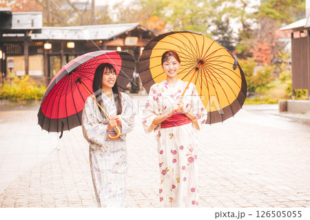 雨の中秋の温泉街を歩く浴衣姿の若い女性【撮影協力・新発田市フィルムコミッション協議会】 126505055