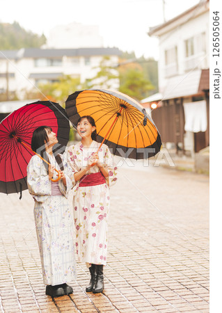 雨の中秋の温泉街を歩く浴衣姿の若い女性【撮影協力・新発田市フィルムコミッション協議会】 126505064
