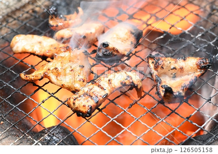 七輪で焼くホルモン焼き 126505158
