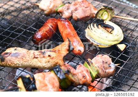バーベキューで焼き鳥 バーベキューで焼き鳥 126505192