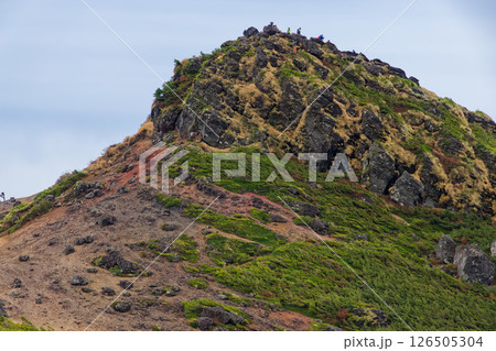 秋色の安達太良山山頂の岩峰 秋色の安達太良山山頂の岩峰 126505304
