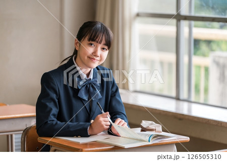 学校の教室・塾で真面目に授業で勉強する中学生・小学生(楽しい) 学校の教室・塾で真面目に授業で勉強する中学生・小学生(楽しい) 126505310
