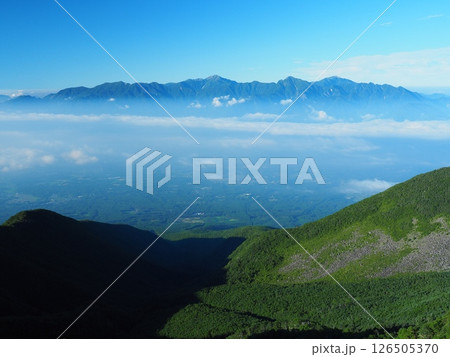 八ヶ岳・権現岳から望む夏の南アルプス 126505370