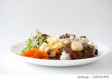 白いごはんが目を引く栄養満点カラフルカレー 126505495