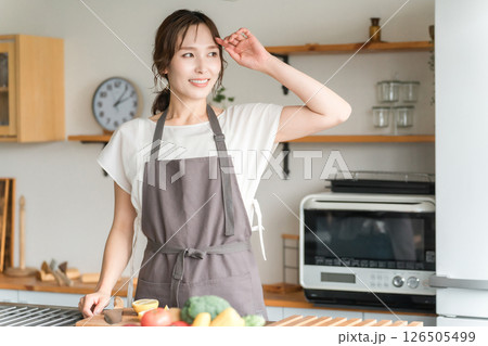 キッチンで料理をする若いアジア人女性（クッキング・手料理） 126505499