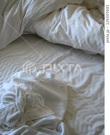ベッドと白いシーツ ベッドと白いシーツ 126505685