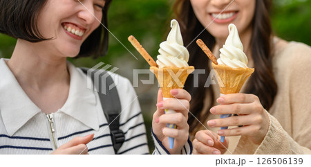 アイスを食べる 126506139