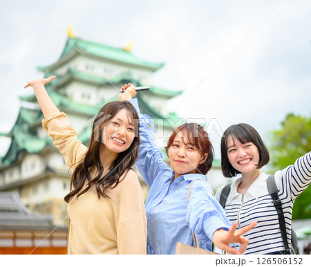 旅行をする女性のポートレート 126506152