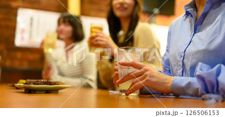 居酒屋でのワンシーン 126506153
