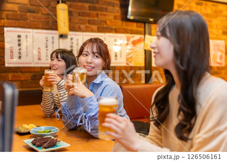 居酒屋でのワンシーン 126506161