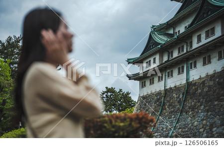 お城と前ボケの女性の佇まい お城と前ボケの女性の佇まい 126506165