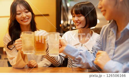 居酒屋で乾杯をする20代の女性 126506166